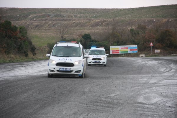 i Polisten kaçan bir şüpheli çamura saplandı