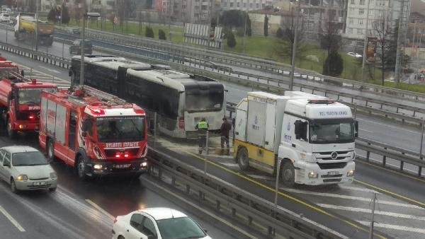 d Metrobüste çıkan yangın söndürüldü, seferler düzeldi