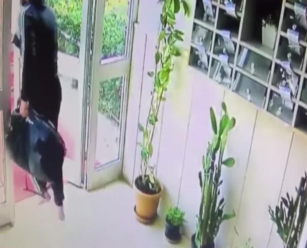 i Cinayetten sonra ayakkabılarını bile giymeden kaçtı