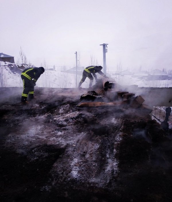 Yangın söndüren itfaiyenin hortumları soğuktan çatladı