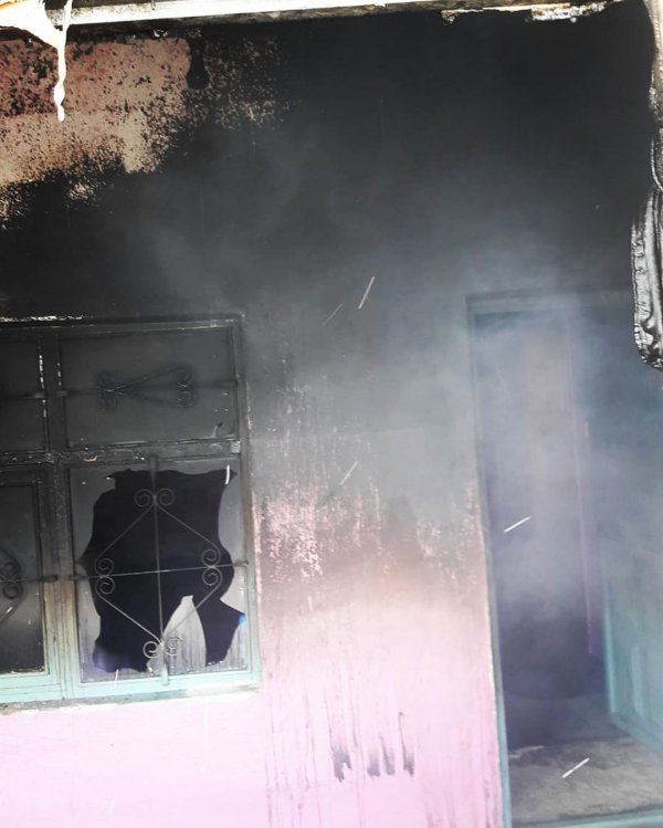 Yangın söndüren itfaiyenin hortumları soğuktan çatladı