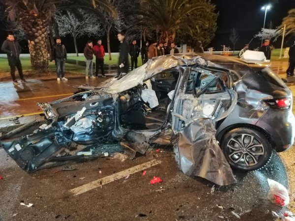 İstanbul'da kırmızı ışıkta geçen araç kamyonete çarptı