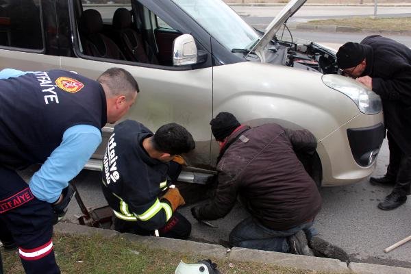 d Otomobilin motorunda sıkışan kediyi itfaiye kurtardı