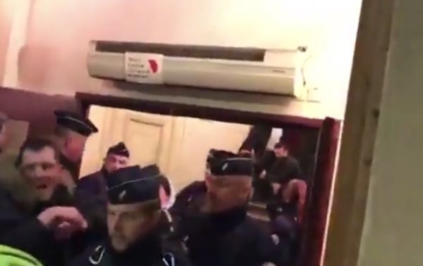 Macron'un görüntüsünü paylaşan gazeteci gözaltında