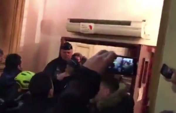 Macron'un görüntüsünü paylaşan gazeteci gözaltında