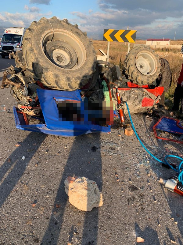 i Balıkesir'de traktör devrildi sürücü hayatını kaybetti