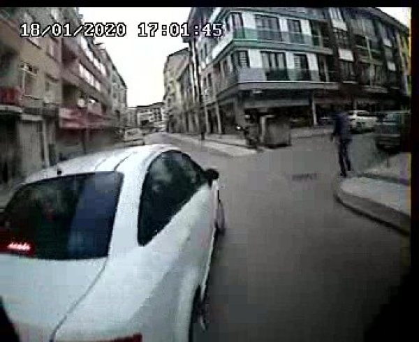 i Kontrolsüz dönen otomobile, halk otobüsü çarptı