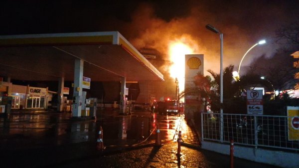 i Kocaeli'de bir AVM'nin çatısı alev aldı