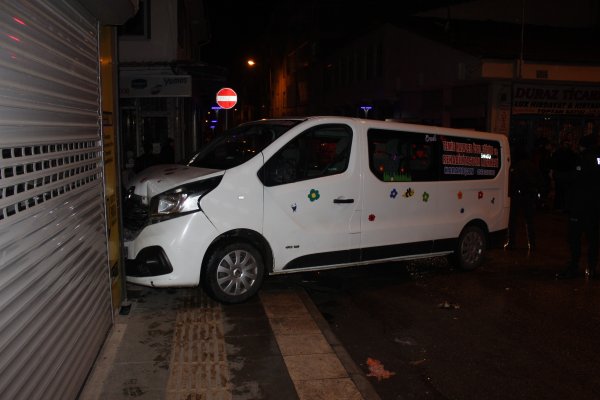 i Elazığ'da otomobil ile minibüs çarpıştı: 3 yaralı