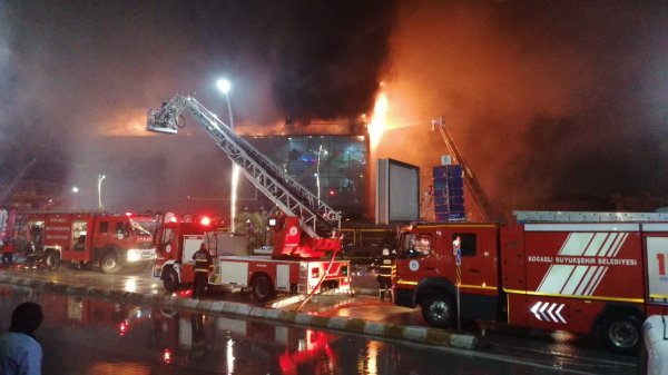 i Kocaeli'de bir AVM'nin çatısı alev aldı