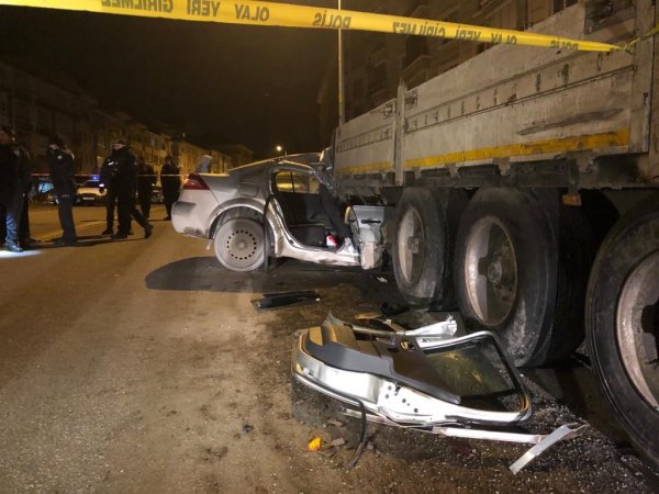 i Ankara'da bir otomobil park halindeki tırın altına girdi