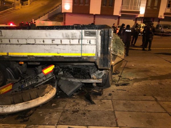 i Ankara'da bir otomobil park halindeki tırın altına girdi