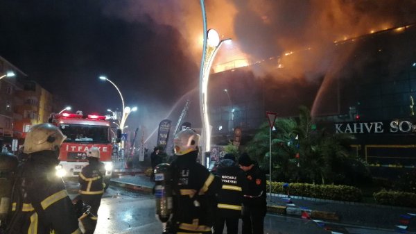 i Kocaeli'de bir AVM'nin çatısı alev aldı