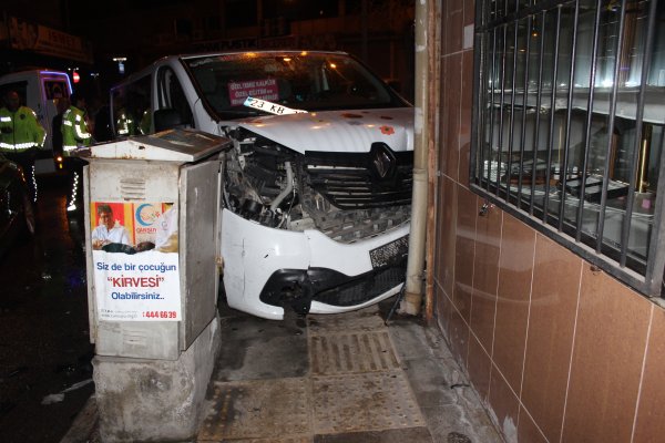 i Elazığ'da otomobil ile minibüs çarpıştı: 3 yaralı