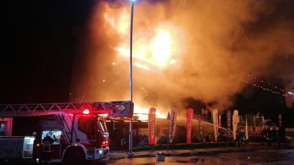 i Kocaeli'de bir AVM'nin çatısı alev aldı