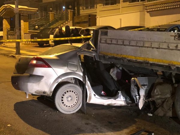 i Ankara'da bir otomobil park halindeki tırın altına girdi