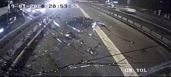 i Metrobüs ile motosikletin çarpışma anları