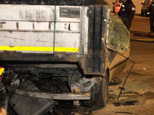 i Ankara'da bir otomobil park halindeki tırın altına girdi