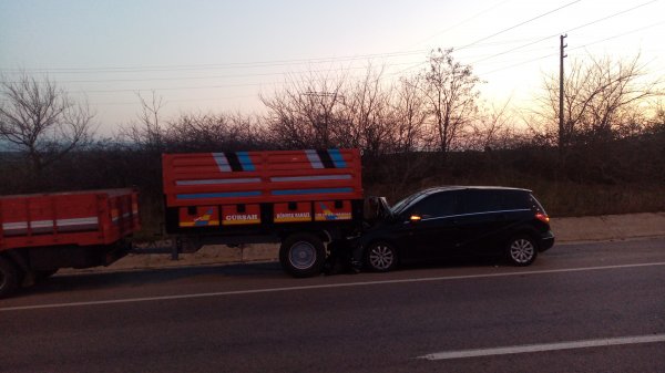 i Tekirdağ'da otomobil traktör römorkuna çarptı