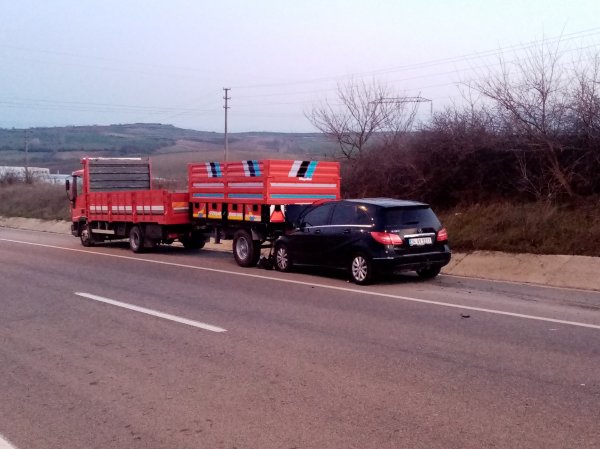 i Tekirdağ'da otomobil traktör römorkuna çarptı