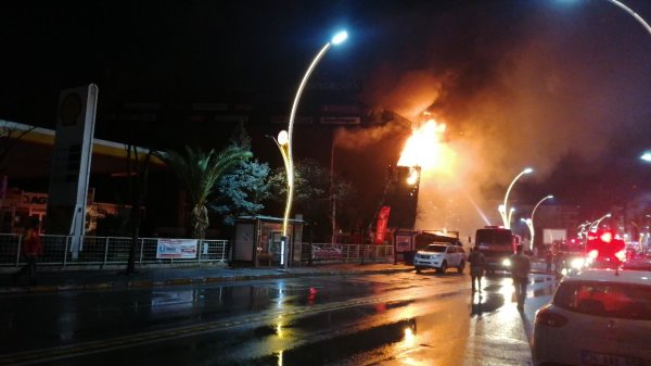 i Kocaeli'de bir AVM'nin çatısı alev aldı