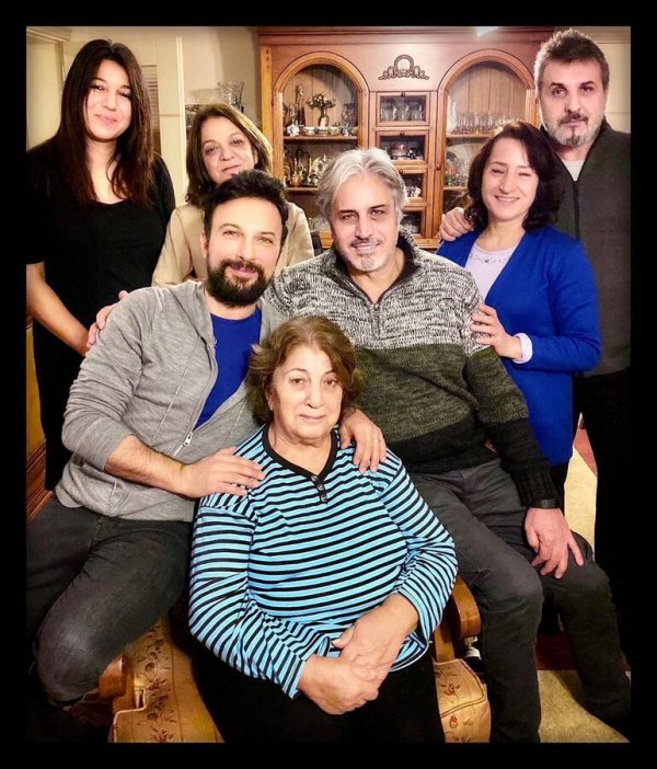 Tarkan, kardeşleriyle poz verdi