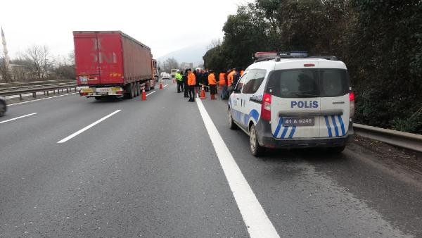 Elleri ve ayakları iple bağlı cesedi yola attılar