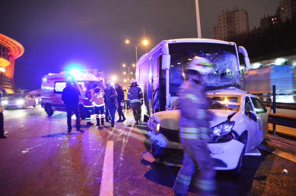 İstanbul'da 6 araç zincirleme trafik kazasına karıştı
