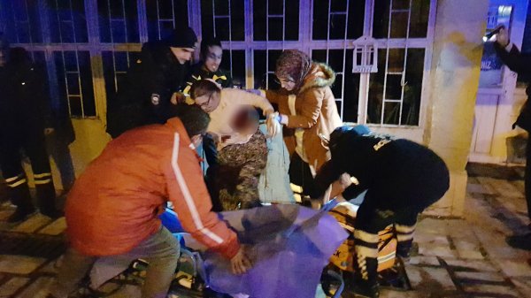 i Annesini bıçakladıktan sonra polislere teslim oldu