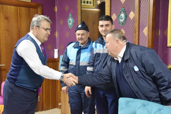 Temizlik işçileri buldukları çeki sahibine ulaştırdı