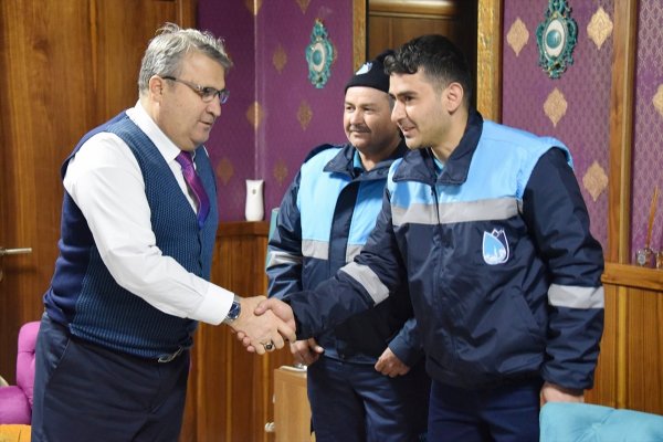 a Temizlik işçileri buldukları çeki sahibine ulaştırdı