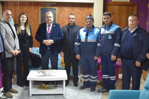 Temizlik işçileri buldukları çeki sahibine ulaştırdı