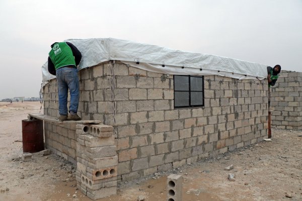 Türkiye’den İdlib’e 10 bin briket ev