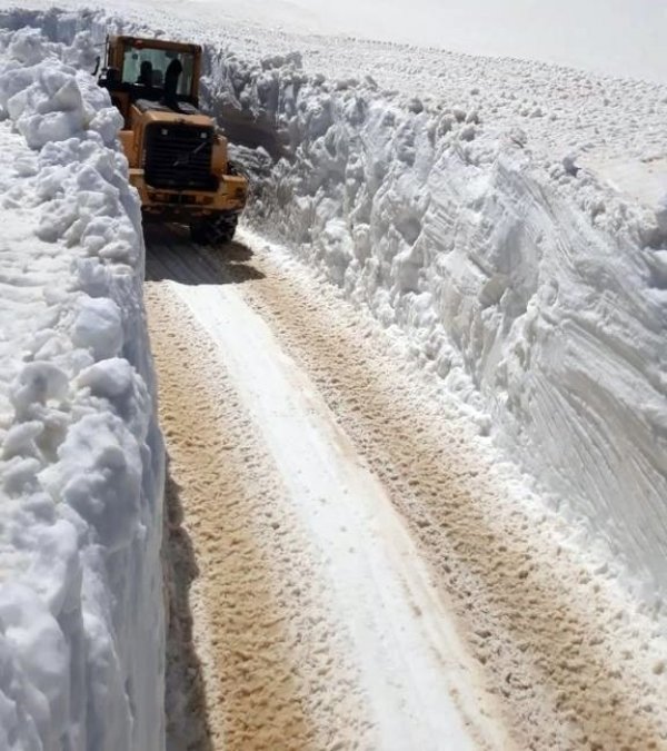i Yüksekova'da metrelerce kar var