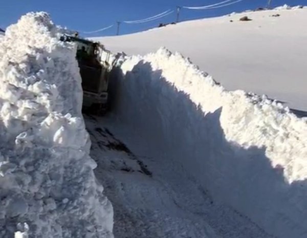 i Yüksekova'da metrelerce kar var