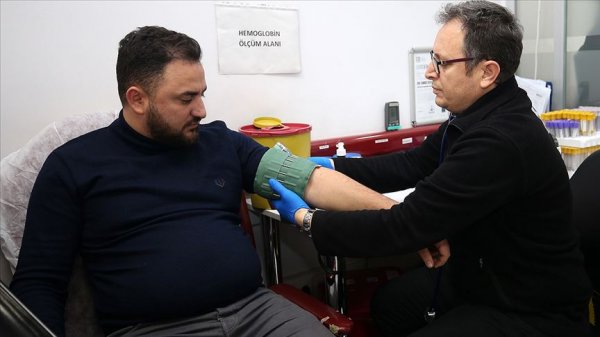 a Annesini ve kardeşini kaybeden genç, kan bağışçısı oldu