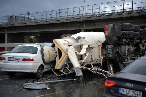 Bağcılar'da beton mikseri otomobilin üzerine devrildi