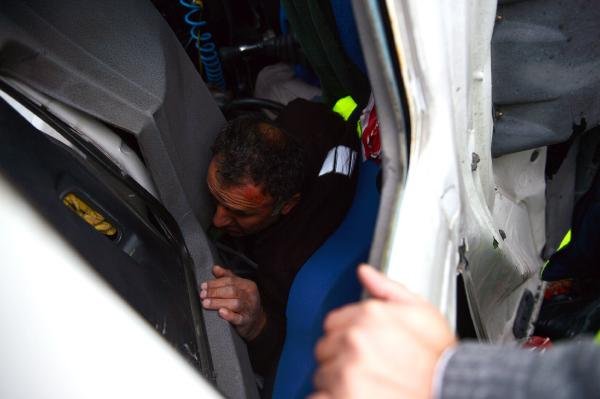 Bağcılar'da beton mikseri otomobilin üzerine devrildi