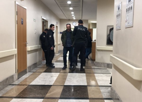 Uzlaşmak için gittiği ofiste elinden vuruldu