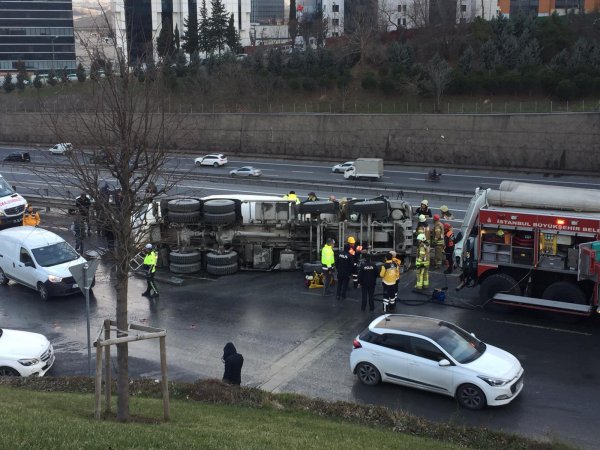 Bağcılar'da beton mikseri otomobilin üzerine devrildi