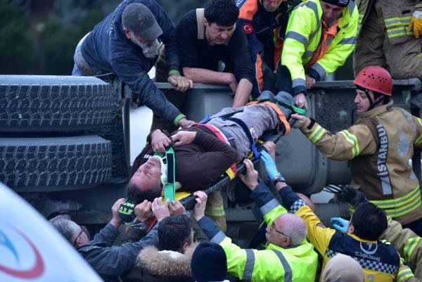 Bağcılar'da beton mikseri otomobilin üzerine devrildi