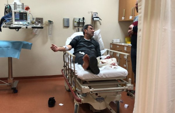 Uzlaşmak için gittiği ofiste elinden vuruldu