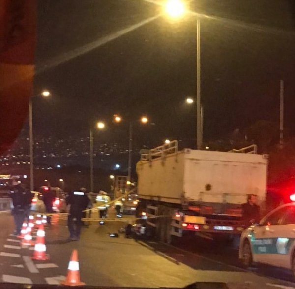 Kamyonun altında kalan motosikletli sürücü öldü