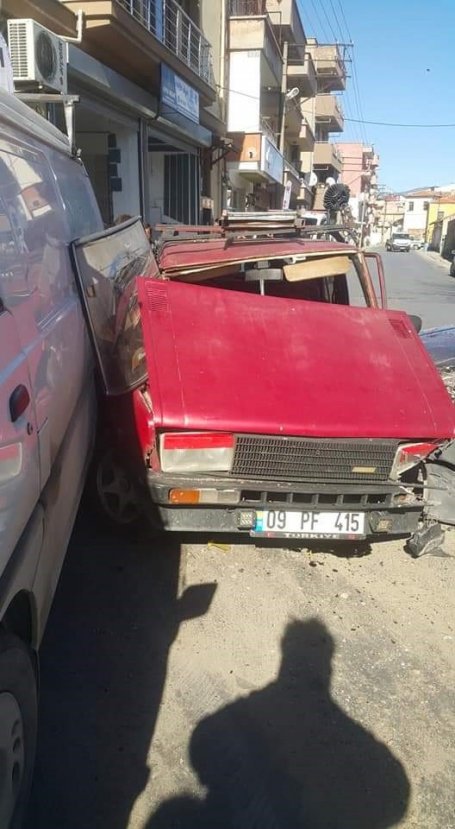 Alkollü sürücü kırmızı ışıkta bekleyen araçlara çarptı