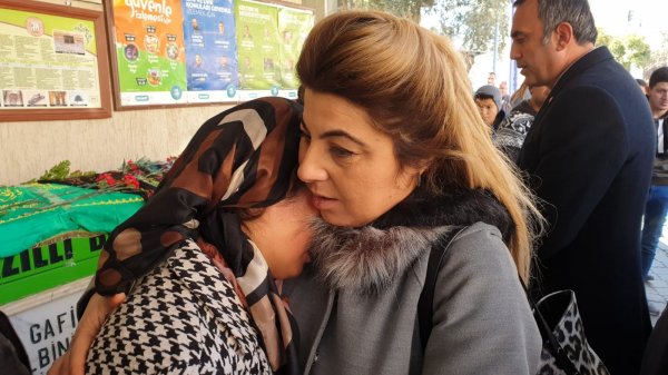 Aydın'da eşi evdeyken benzin döküp yaktı