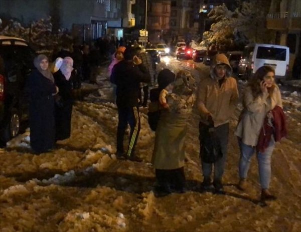 Depremin hissedildiği illerde korku hakim