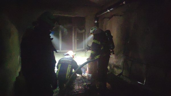 Şarjda unutulan telefondan dolayı yangın çıktı