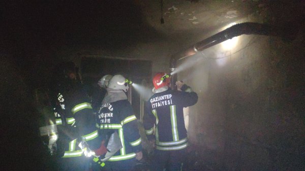 Şarjda unutulan telefondan dolayı yangın çıktı