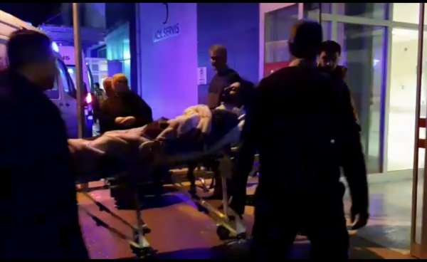 Bursa'da 2 araç karlı yolda kayarak şarampole yuvarlandı