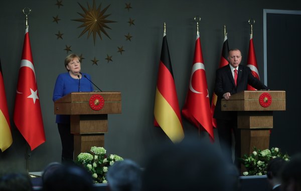 a Merkel'e Türkiye'ye mülteci desteği soruldu
